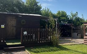 Four Seasons Mini Zoo Country Retreat With Wood Fuel Hot Tub Close To Kington Market Town